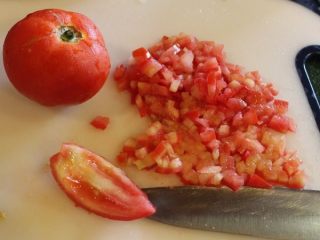 酪梨芒果莎莎酱,西红柿去籽切丁