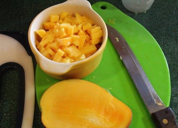 酪梨芒果莎莎酱,芒果也切小丁备用。