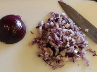 酪梨芒果莎莎酱,洋葱切丁，一般紫洋葱和白洋葱都比较不会像一般洋葱那么辛辣，是可以直接做成色拉。