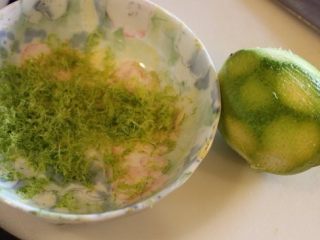 酪梨芒果莎莎酱,香菜去梗取叶片，稍微切碎。柠檬用削皮器刮下绿皮。