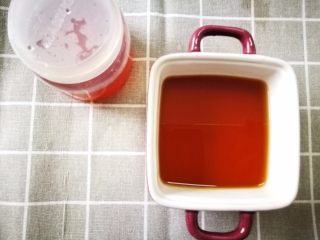 塑身美颜夏季酸梅汤&姜汁撞奶,先将乌梅熬粥一小时，加入陈皮山楂冰糖熬制小一时，最后加入甘草再熬制二十分钟，滤掉渣。还可以加入麦芽。