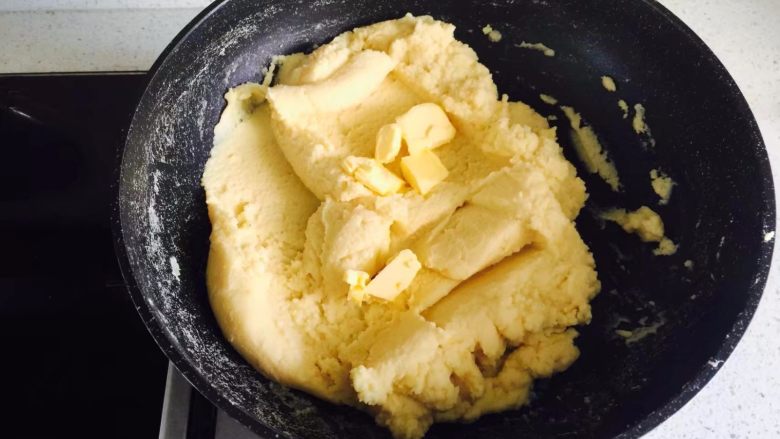 原味绿豆冰糕,炒到水份蒸发一些，豆泥比较干时，加入第一次的黄油，翻炒到黄油全部融合到豆泥中