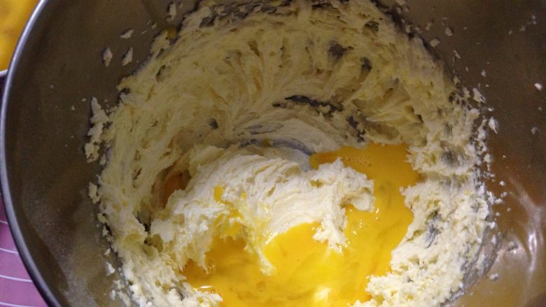 蔓越莓磅蛋糕,少量多次地将蛋液加入到黄油中