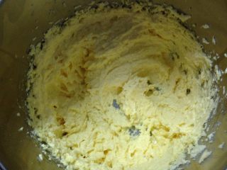 蔓越莓磅蛋糕,每次加入后都要用电动打蛋器打匀后再次加入蛋液，一次加入太多会造成油水离。