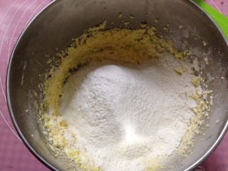 蔓越莓磅蛋糕,低筋面粉、泡打粉、盐混合过筛，黄油中加入过筛好的粉类