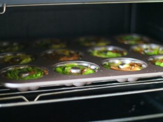 迷彩甜甜圈,13、	烤箱上下火170度预热，将模具放入到预热好的烤箱中层。