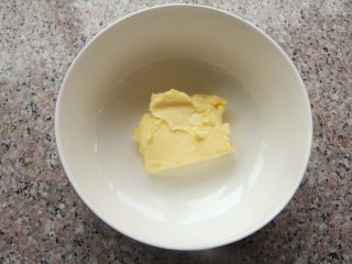 原味儿曲奇,1、	黄油室温软化到膏状，用刮刀轻轻一捻就开的那种。