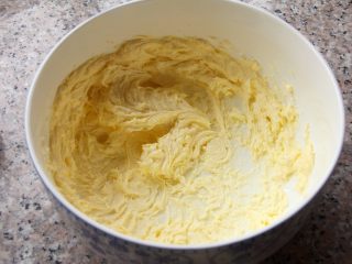 原味儿曲奇,5、	用打蛋器将白砂糖和黄油混匀。轻轻的打上几秒就可以了。