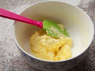 原味儿曲奇,7、	继续用打蛋器打几秒，将蛋黄和黄油混匀。用刮刀将容器周边的黄油刮下来，用打蛋器打几秒，彻底的混合均匀。