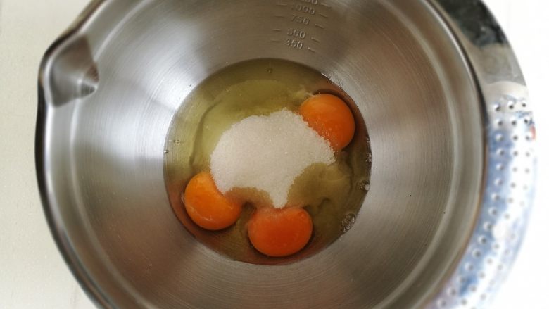 绣球蛋糕,2.鸡蛋加入细砂糖混合均匀
