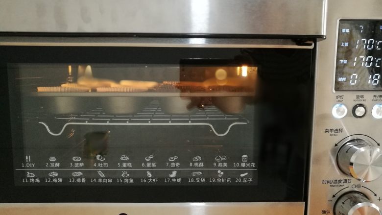 绣球蛋糕,11.放入预热好的烤箱，上下管170度，20分钟