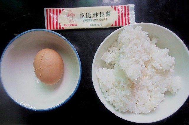 日式烤饭团,准备米饭、鸡蛋、沙拉酱
