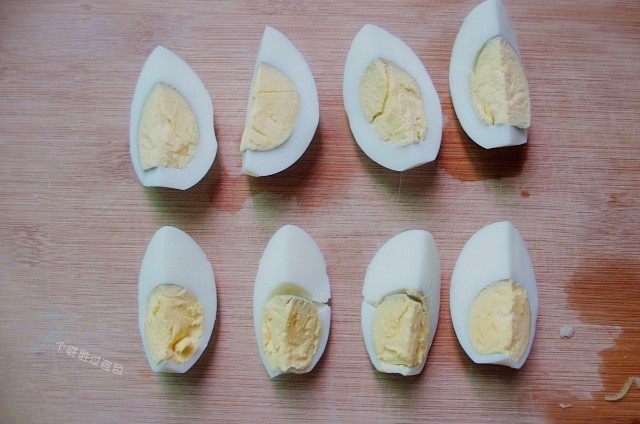 日式烤饭团,煮熟的鸡蛋用刀切成大块，在改成小丁