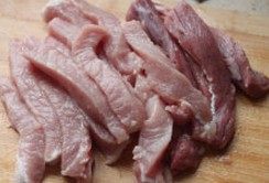 香菇贡丸,猪肉洗净，沥水后放在砧板上，用刀将肥瘦肉分开