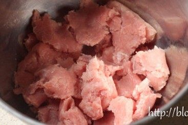 香菇贡丸,冷冻到肉糜结块取出，用手将肉糜掰开成小块放入搅拌桶