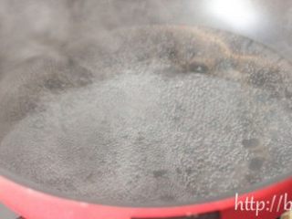 香菇贡丸,锅内放适量的水，加热至80度的样子