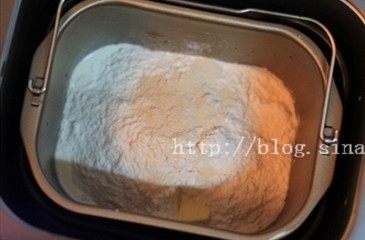中种北海道豆沙小面包,将A料放入面包机内搅拌至面团稍具光滑阶段即可（约20分钟）