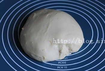 中种北海道豆沙小面包,中种面团与主面团混合揉到完全阶段后延续发酵约10分钟
