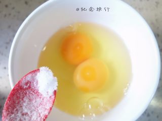 简简单单一碗番茄面,两个鸡蛋加入一点点盐一小勺水打散备用