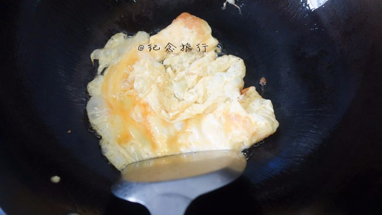 简简单单一碗番茄面,下油锅炒成大块的鸡蛋当快凝固了就盛出备用