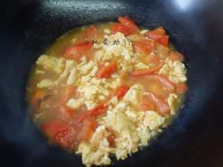 简简单单一碗番茄面,放入刚才炒好的鸡蛋，煮一分钟即可