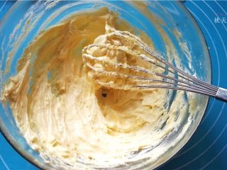 提拉米苏小饼干,每次都要打到让黄油完全吸收后再加入；