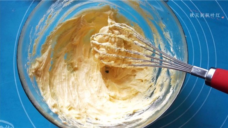 提拉米苏小饼干,每次都要打到让黄油完全吸收后再加入；