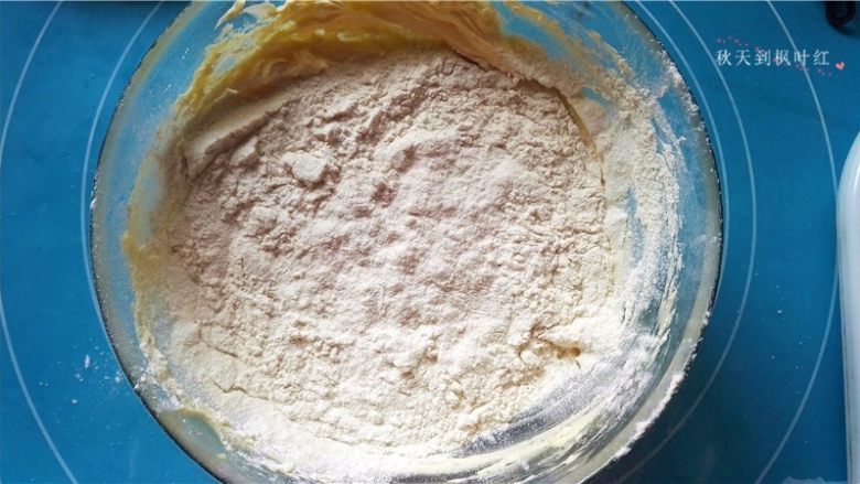 提拉米苏小饼干,筛入混合好的面粉；