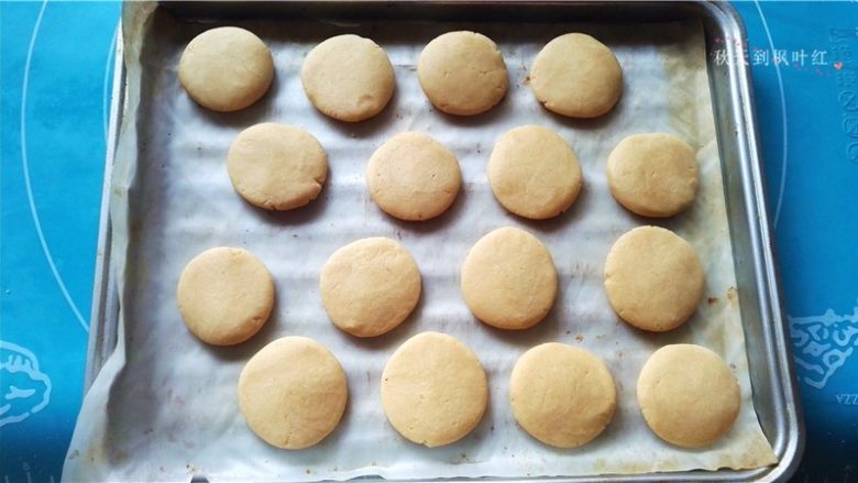 提拉米苏小饼干,取一小块，揉成圆压成小饼， 放在烤盘里；