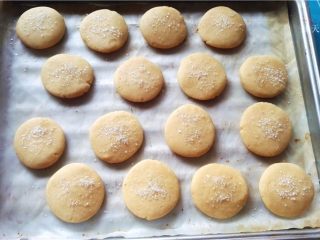 提拉米苏小饼干,表面撒砂糖粒；