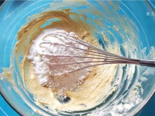 提拉米苏小饼干,之后加入糖粉搅拌均匀；