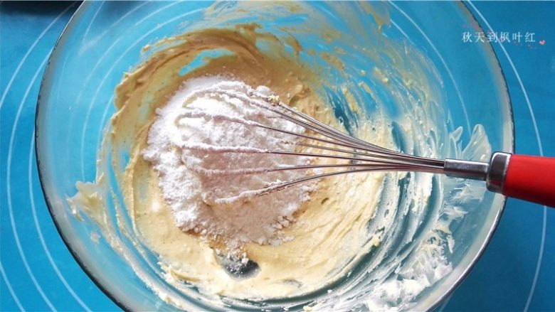 提拉米苏小饼干,之后加入糖粉搅拌均匀；