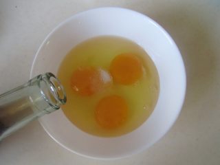 苦瓜炒鸡蛋,鸡蛋打入碗中， 加入适量的盐和1勺料酒；