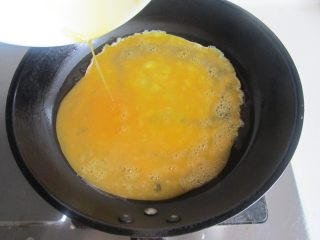 苦瓜炒鸡蛋,热锅凉油， 倒入鸡蛋液进去煎；