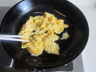 苦瓜炒鸡蛋,微微煎至定型后用筷子将鸡蛋划散成小块；