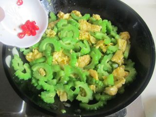 苦瓜炒鸡蛋,继续翻炒几下后加入红椒圈翻炒均匀即可出锅盛盘。