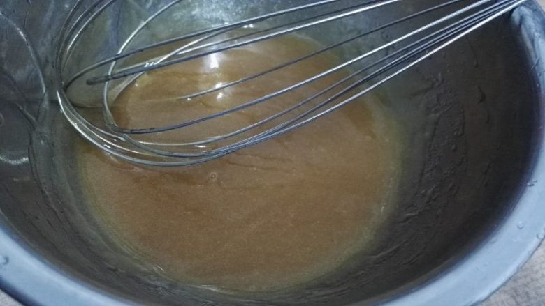 广式枣泥月饼,用打蛋器充分搅拌均匀至乳化状态，此时糖浆微微发白。