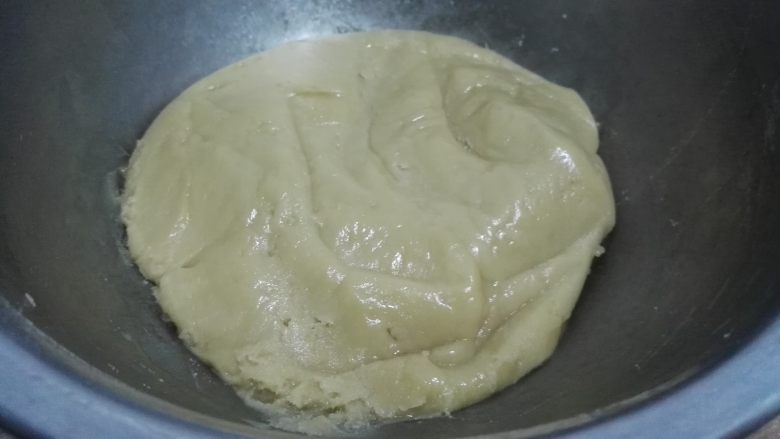 广式枣泥月饼,向搅匀的糖浆中筛入广式月饼预拌粉，用刮刀拌匀成团，静置30分钟。