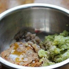 薯粉蒸肉,一起放入容器中，加入盐、油、味精、胡椒粉拌匀