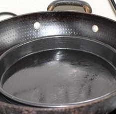 薯粉蒸肉,锅水放水烧开，放入平底的盘子