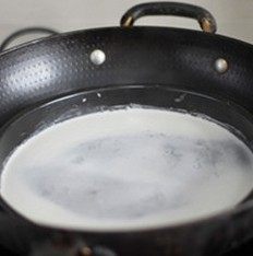 薯粉蒸肉,盘子中加入粉浆，粉浆上再淋入少许的水，盖上盖子烧熟