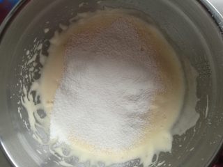 萌萌哒动物棒棒糖蛋糕,低粉和泡打粉混合均匀，筛入蛋液，快速轻盈地翻拌面糊，直至看不到干粉