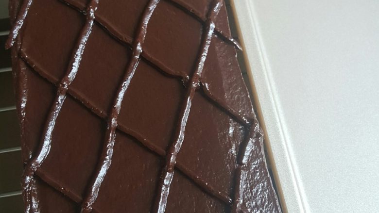 西番尼,剩下的巧克力酱装入裱花袋中，在抹平的巧克力上挤出线条