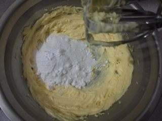 淡奶油曲奇,室温软化好的黄油加入盐、糖粉隔温水打发。