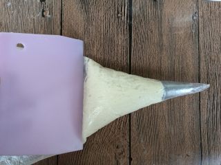 淡奶油曲奇,装入裱花袋中，用刮板擀压至花嘴处。