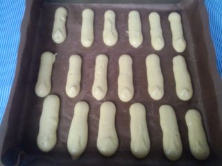 手指饼干,在铺了油纸或油布的烤盘上挤出长条形。
