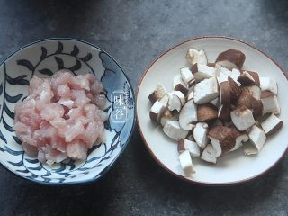 椰子海鲜芝士焗饭,瘦肉切丁，香菇切丁，香菇炒的时候会出水缩小，所以不用切得太小;