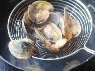 椰子海鲜芝士焗饭,花甲洗干净后放入水中，翻入一小匙盐，焯熟后取出螺肉备用;