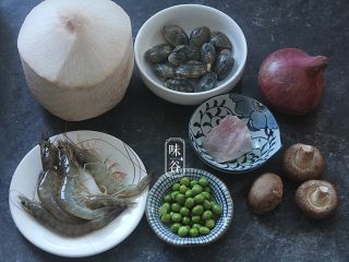 椰子海鲜芝士焗饭,准备好材料；