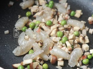 椰子海鲜芝士焗饭,等香菇变软缩小了后，倒入虾快速翻炒；